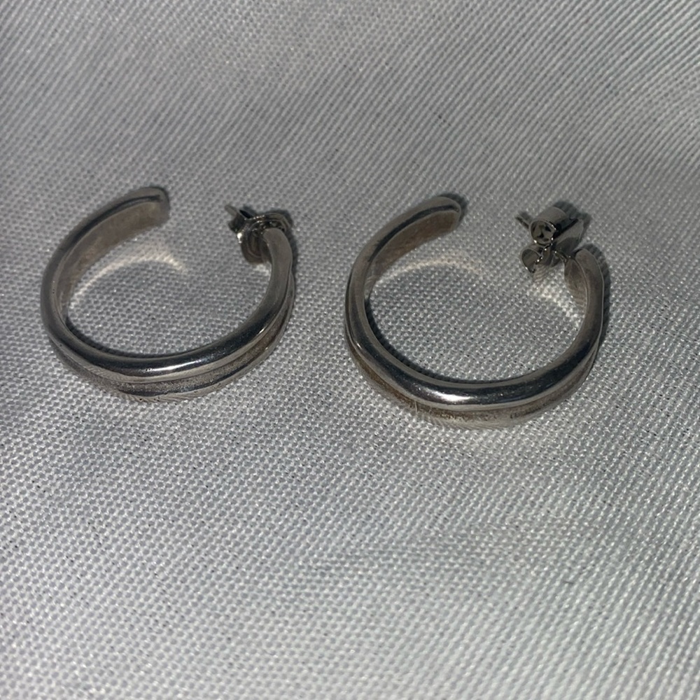 NWT UNO de 50 Rajados Silver Plated Hoop Earrings.